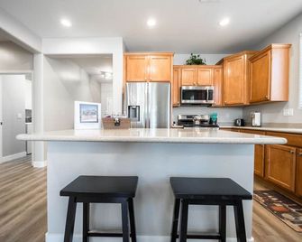 Clean and Updated in Sun City Anthem at Merrill Ranch 55+ Community! - Florence - Kuchyň