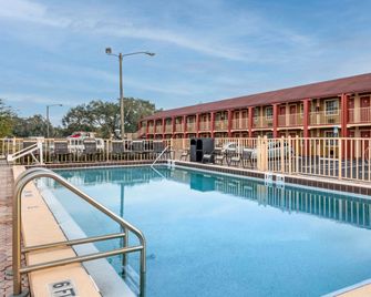 Econo Lodge Inn & Suites Maingate Central - Kissimmee - Piscina