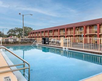 إيكونو لودج إن آند سويتس مينغيت سنترال - كيسيمي - حوض السباحة