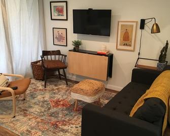 Newly Renovated Dreamy Boho With Bay View - Daphne - Living room