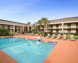 Days Inn by Wyndham Jacksonville Airport - Jacksonville - Pool