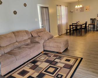 Cambridge of Corolina in Clayton/Garner/40/42 Raleigh Area with WiFi & King Beds - Clayton - Sala de estar