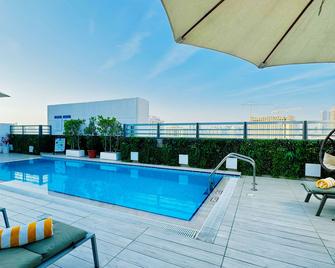 Hampton by Hilton Dubai Al Barsha - Dubaï - Piscine
