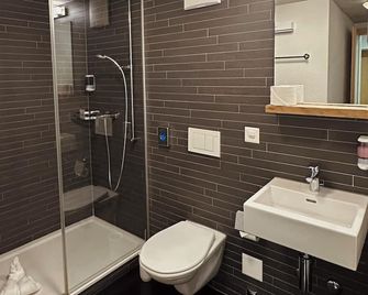 Hotel Rätia - Obersaxen Mundaun - Baño