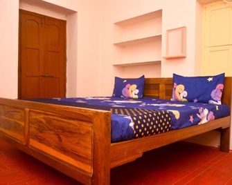 Hotel R homestay - Srīsailam - Bedroom