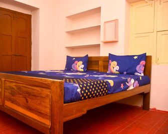 Hotel R homestay - Srīsailam - Habitación