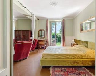 Holiday Home - Centre, Lake, 10' car - Free parking Self check-in Airco - Varese - Habitación