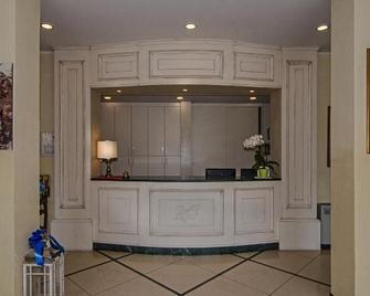 Hotel Villa Flores - Marina Di Pietrasanta - Recepción