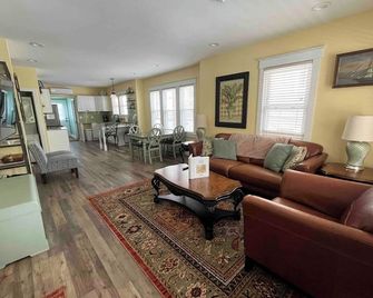 Bayside Bungalow-Updated Home Near the Bay & Beach - Atlantic City - Living room