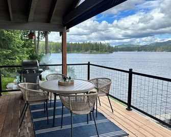 “Margie” Sacheen Lakehouse with Private Dock and Beach - Newport - Balcony
