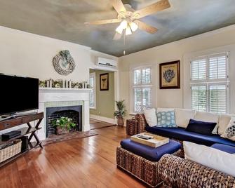 508 Ash Street - Main House 3 Bedroom Home - Fernandina Beach - Living room