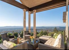 Stunning, uninterrupted and panoramic view of downtown Portland Metro area. - Happy Valley - Balcony