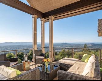 Stunning, uninterrupted and panoramic view of downtown Portland Metro area. - Happy Valley - Balcony