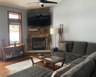 Large 3 Bedroom directly across from Holiday Valley - Ellicottville - Living room