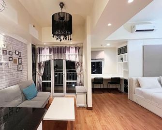 Stylish Studio Room at Apartment Vida View Makassar By Travelio - Makassar - Living room