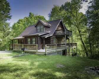 Spacious and Secluded Cabin with Outdoor Hot tub! - Bloomington - Building