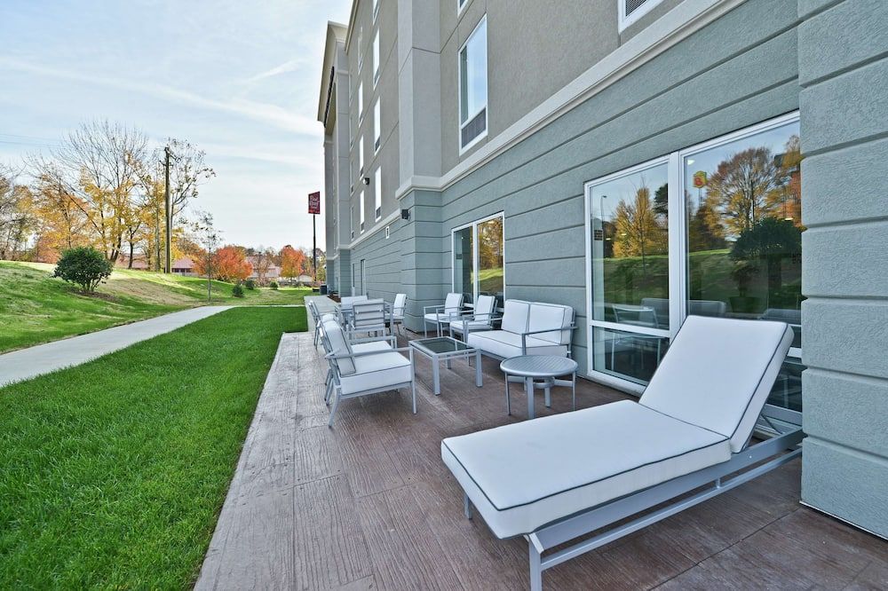 Hampton Inn & Suites Greensboro/Coliseum Area - Greensboro - Uteplats