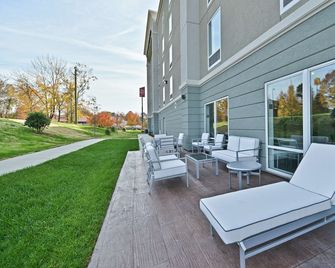 Hampton Inn & Suites Greensboro/Coliseum Area - Greensboro - Uteplats