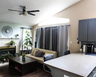 Quiet Professional's Retreat - 10 Min to Hospitals & Downtown Reno - Reno - Living room