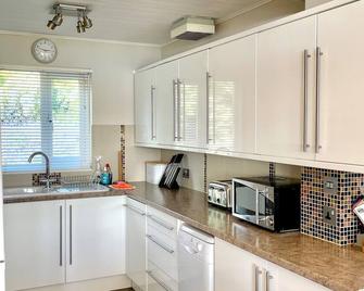 Medway Hot Tub Lodge - Cirencester - Kitchen