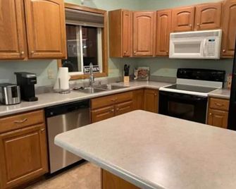 Three Bed, Two Bath, Clean/Safe, Close to downtown - Sioux Falls - Kitchen