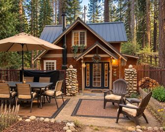 Cozy Yosemite Cabin with Hot Tub in the Pines - Fish Camp