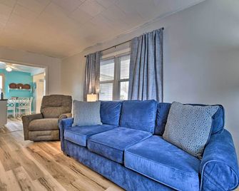 Family-Friendly Hideaway Near Presque Isle! - Erie - Living room