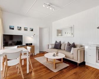 Sorrento Beach Cottages No.1 - in the heart of Sorrento - Sorrento - Living room