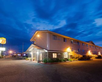 Super 8 by Wyndham Las Cruces/White Sands Area - לאס קרוסס - בניין