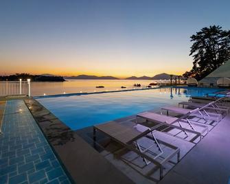 Arte Resort Spa & Pool Villa - Sacheon - Pool