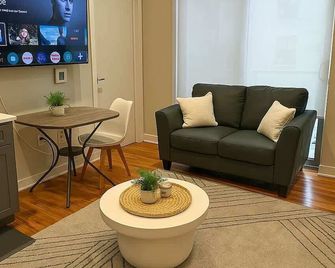 Cozy, Fully Set-Up 1br Space - Chicago