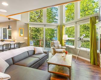 Yellow Tail Cabin - Hoodsport - Living room