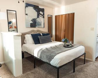 Cowboys Chic Studio: 3 miles to AT&T Stadium - Arlington - Bedroom