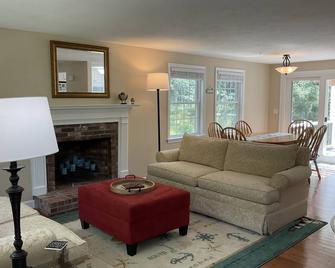 3BR, central air, washer & dryer, grill, near ocean beaches & freshwater ponds - Harwich - Pokój dzienny