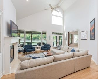 Gorgeous lakefront home with mountain sunset views & hot tub! - Lake Lure - Wohnzimmer