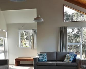 Spacious 2 Bedroom Self-Contained Unit - Pauanui Beach - Living room