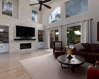 Exquisite Murrietta Retreat 3 bedroom 3 1/2 bath Stunning Home in prime location - Murrieta - Living room