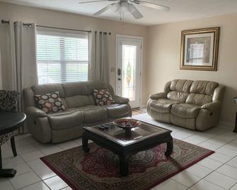 Get-A-Way - Perfect For Relaxing & Fishing Yet Close To Major Attractions. - Lake Placid - Living room