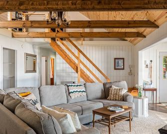 Private Sandy Beach, Dock, Kayaks, Canoe & Paddleboat | Sleeps 12 | Dog Friendly - Central Lake - Living room