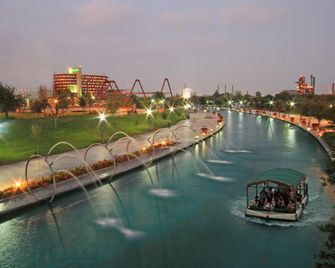 Holiday Inn Monterrey-Parque Fundidora By IHG - Monterrey - Pool