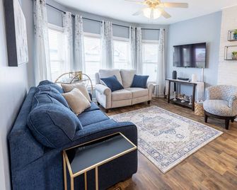 Modern Downtown Apartment w Self Check In & Wi-Fi. - Oswego - Huiskamer
