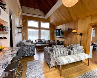 Private Peninsula 2ac Surrounded By Water Min From Hiking Skiing Theater Music - Sheffield - Living room