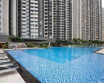 A Cozy 2br R&f Seineregion Near Ciq R&f Mall - Johor Bahru - Pool