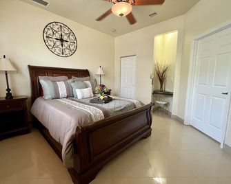 Sunset Hide A Way West In Paradise,naples,florida With Canal Water Front - Orangetree - Bedroom