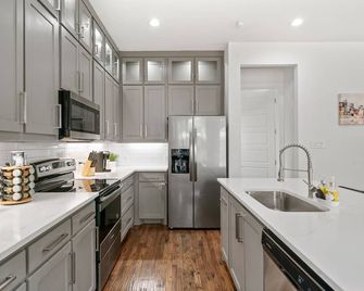Luxurious Dallas Home - 5 minutes from Downtown - Dallas - Kitchen