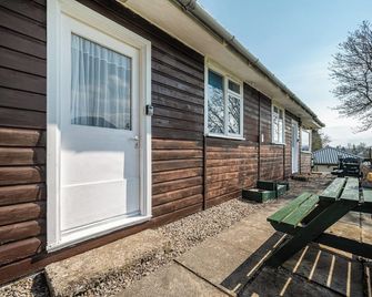 2 Bed Chalet - Sleeps 4 - River and mountain views - Strathpeffer