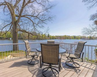 Lakefront, private bar- pet friendly - Paw Paw - Balkón
