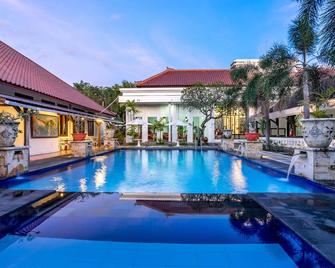 Inna Bali Heritage Hotel - Denpasar - Piscina