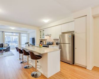 Brand new, Modern 4Bed+Office, 3storeys, Whole house, 4/5 parking in Pickering - Pickering - Cocina