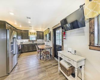 Waterfront Missouri Escape with Private Pond and Dock! - Nevada - Кухня